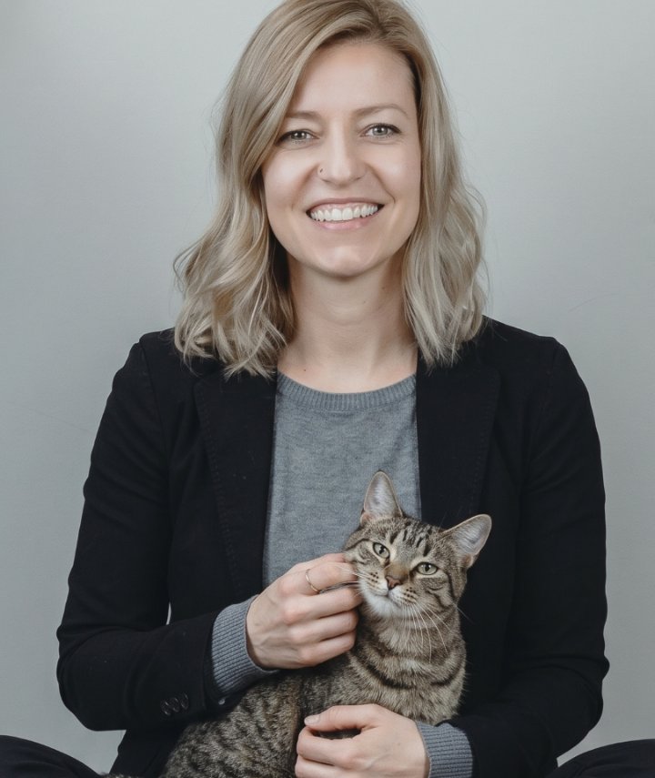Dra. Larissa Rüncos com um gato no colo